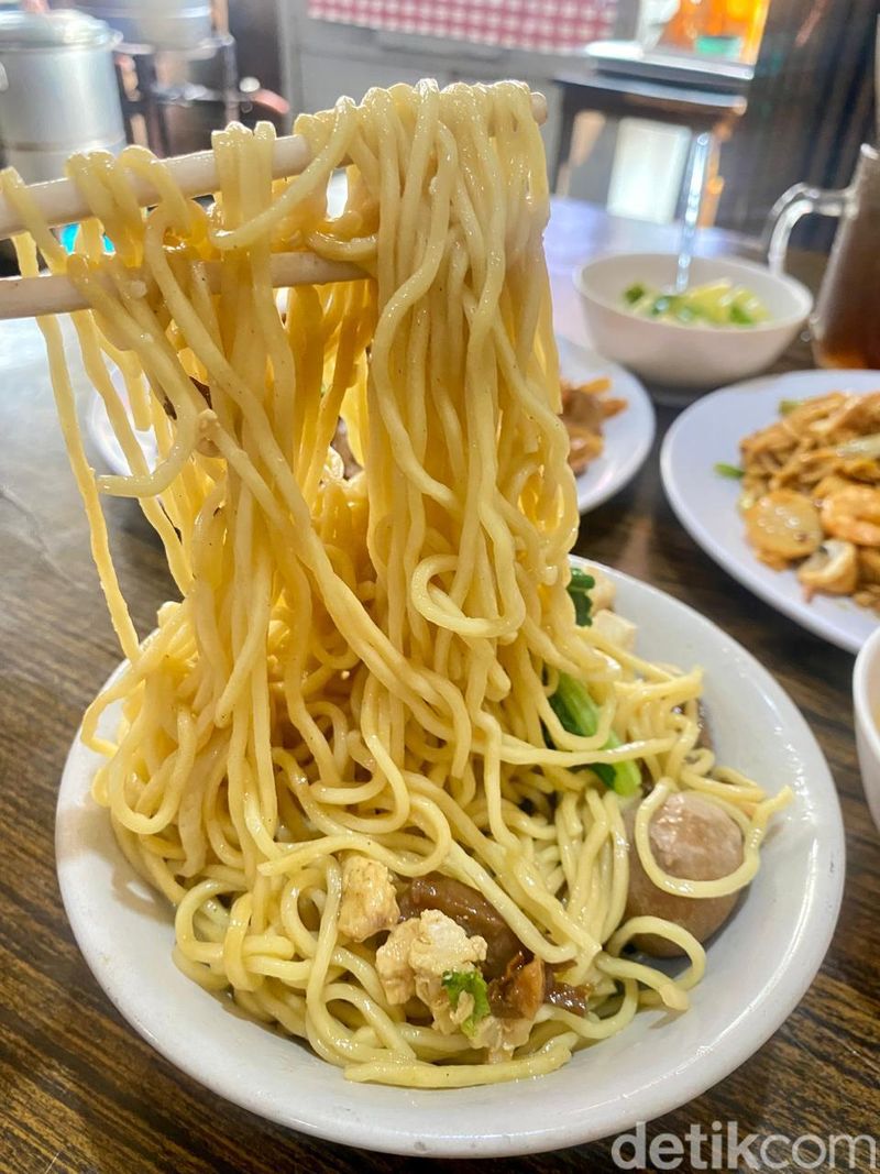 Kedai Mie Berusia 43 Tahun di Tebet Ini Jadi Langganan Artis