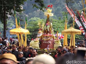 Momen Sakral Larung Sesaji Telaga Ngebel Ponorogo di Awal Bulan Suro