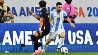 Argentina lolos usai menang adu penalti melawan Ekuador 4-2.  Reuters/Maria Lysaker-USA TODAY Sports