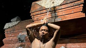 Ngesti Malam 1 Suro di Mojokerto, Doa Bersama hingga Mandi Kembang Setaman