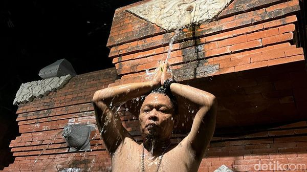 Ngesti Malam 1 Suro di Mojokerto, Doa Bersama hingga Mandi Kembang Setaman