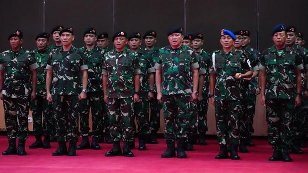 Panglima TNI Jenderal TNI Agus Subiyanto menerima Laporan Korps kenaikan pangkat 22 Perwira Tinggi (Pati) TNI. (Dok Puspen TNI)