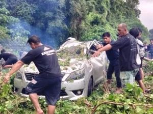 Longsor Terjang Jalan Trans Sulawesi di Parigi Moutong, 2 Mobil Tertimpa Longsor Terjang Jalan Trans Sulawesi di Parigi Moutong, 2 Mobil Tertimpa