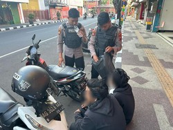 Pasangan Gay Edarkan Arak Bali di Kota Mojokerto Diringkus