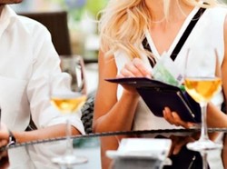 Pelit! Makan Bareng Pacar Tetapi Pria Ini Bagi Dua Makanan dan Split Bill