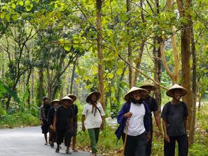 Laku Jejeg, Sedulur Sikep Pati-Kudus Jalan Kaki ke Ploso Kediren Blora