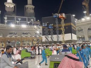 Detik-detik Momen Sakral Pergantian Kiswah Kabah Detik-detik Momen Sakral Pergantian Kiswah Kabah