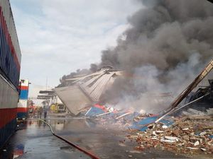 Pabrik Makaroni di Cikupa Tangerang Kebakaran, Api Cepat Menjalar Pabrik Makaroni di Cikupa Tangerang Kebakaran, Api Cepat Menjalar