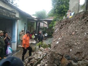 6 Rumah Warga Pamulang Tangsel Rusak Tertimpa Atap Sekolah Ambruk