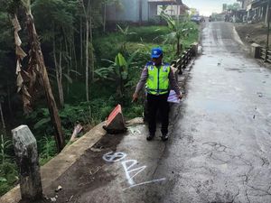 Pemotor Bonceng 3 Tabrak Pembatas Jembatan di Magelang, 2 Orang Tewas Pemotor Bonceng 3 Tabrak Pembatas Jembatan di Magelang, 2 Orang Tewas