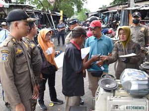 Satpol PP Surabaya Sosialisasi Penertiban ke PKL Pasar Loak Dupak Satpol PP Surabaya Sosialisasi Penertiban ke PKL Pasar Loak Dupak