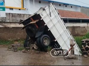Sopir Diduga Mengantuk, Truk Tabrak Pembatas Jalan-Tercebur Kali di Cileungsi
