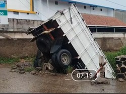 Sopir Diduga Mengantuk, Truk Tabrak Pembatas Jalan-Tercebur Kali di Cileungsi