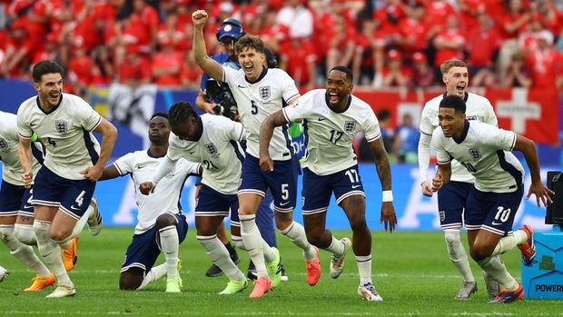 Soccer Football - Euro 2024 - Quarter Final - England v Switzerland - Dusseldorf Arena, Dusseldorf, Germany - July 6, 2024 England players celebrate after winning the penalty shootout REUTERS/Kai Pfaffenbach     TPX IMAGES OF THE DAY