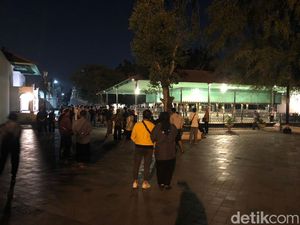 Jogja Nanti Malam: Keliling Benteng Keraton Jogja Malem 1 Suro Jogja Nanti Malam: Keliling Benteng Keraton Jogja Malem 1 Suro