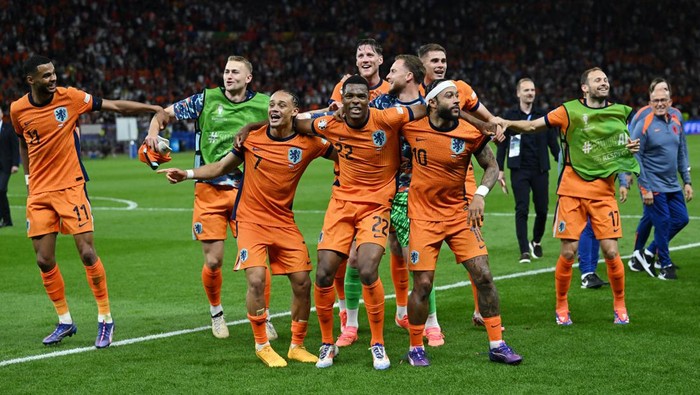 Soccer Football - Euro 2024 - Quarter Final - Netherlands v Turkey - Berlin Olympiastadion, Berlin, Germany - July 6, 2024 Netherlands Xavi Simons, Denzel Dumfries and Memphis Depay celebrate after the match REUTERS/Annegret Hilse