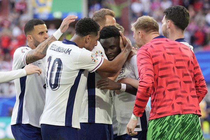 timnas inggris inggris vs swiss euro 2024 piala eropa 2024 perempatfinal euro 2024 bukayo saka jude bellingham England's Bukayo Saka, center, is congratulated after scoring his side's first goal during a quarterfinal match between England and Switzerland at the Euro 2024 soccer tournament in Duesseldorf, Germany, Saturday, July 6, 2024. (AP Photo/Martin Meissner)