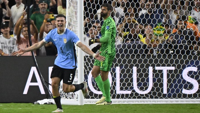 Uruguays Manuel Ugarte celebrates after scoring the winning goal and defeating Brazil in a penalty shootout during a Copa America quarterfinal soccer match in Las Vegas, Saturday, July 6, 2024.(AP Photo/David Becker)
