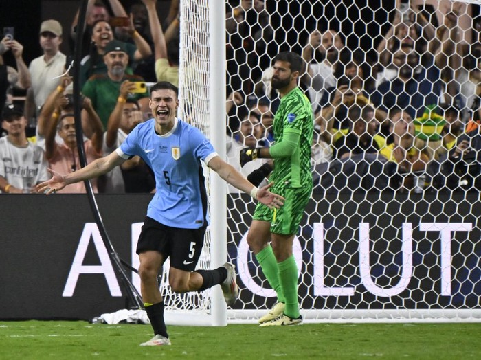 Uruguay's Manuel Ugarte celebrates after scoring the winning goal and defeating Brazil in a penalty shootout during a Copa America quarterfinal soccer match in Las Vegas, Saturday, July 6, 2024.(AP Photo/David Becker)