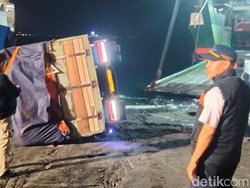 Truk Angkut Serbuk Kayu Terguling Saat Hendak Masuk Kapal di Gilimanuk