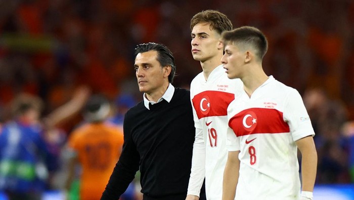 Soccer Football - Euro 2024 - Quarter Final - Netherlands v Turkey - Berlin Olympiastadion, Berlin, Germany - July 6, 2024 Turkey coach Vincenzo Montella, Kenan Yildiz and Arda Guler look dejected after the match REUTERS/Lisi Niesner