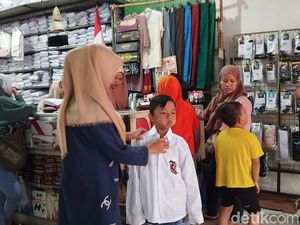 Belanja Seragam Sekolah di Ciputat, Warga Nabung Dulu karena Harga Naik