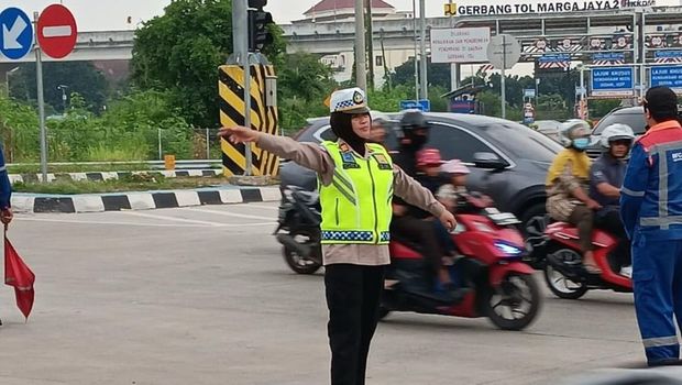 AKP Indira, polwan yang viral hujan-hujanan saat atur lalin di Kota Bekasi.