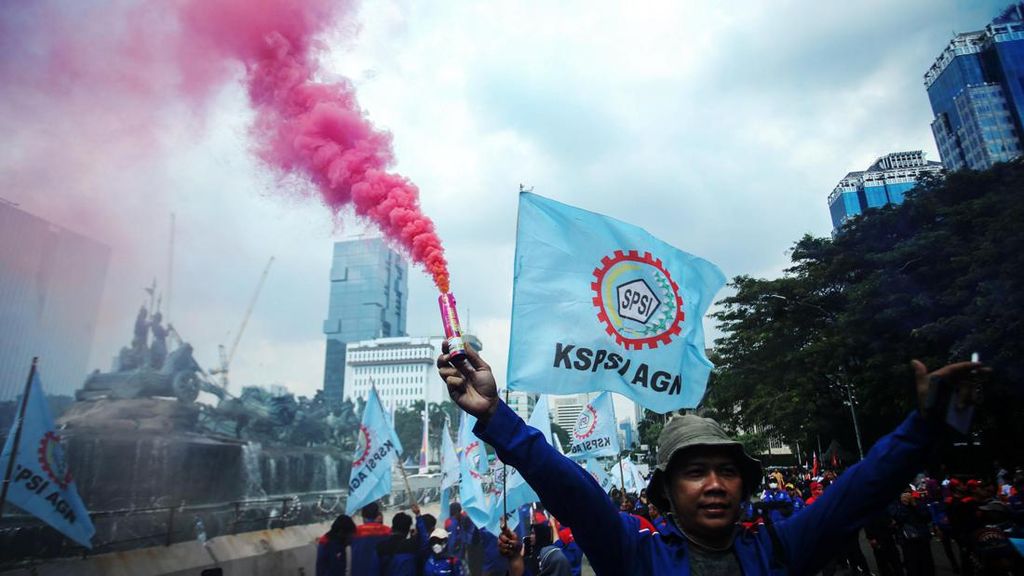 Aksi Buruh Tuntut UU Cipta Kerja Dicabut di Patung Kuda Aksi Buruh Tuntut UU Cipta Kerja Dicabut di Patung Kuda