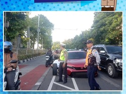 Ban Mobil Sedan Lepas di Jalan Salemba, Lalin Arah Senen Macet