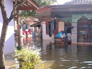Banjir Masih Rendam 360 Rumah di Desa Jagapura Wetan Cirebon Banjir Masih Rendam 360 Rumah di Desa Jagapura Wetan Cirebon