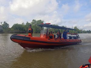 Zamani Hilang Usai Diduga Jatuh dari Speed Boat di Sungai Musi Zamani Hilang Usai Diduga Jatuh dari Speed Boat di Sungai Musi