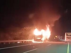 Penampakan Bus Gunung Harta Terbakar di Tol Jomo, Penumpang Selamat