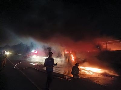 Potret Pemadaman Bus yang Terbakar di Tol Jomo
