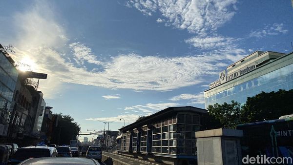 Birunya Langit Jakarta di Awal Pekan