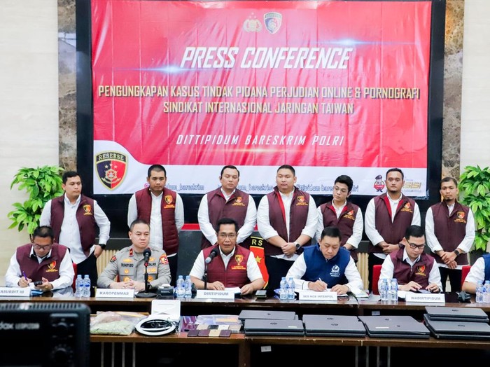 Direktorat Tindak Pidana Umum Bareskrim Polisi Republik Indonesia ungkap permasalahan bandar judi internasional dan pornografi.