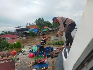 6 Bangunan di Tepi Sungai Indragiri Roboh Akibat Longsor