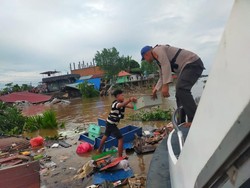 6 Bangunan di Tepi Sungai Indragiri Roboh Akibat Longsor