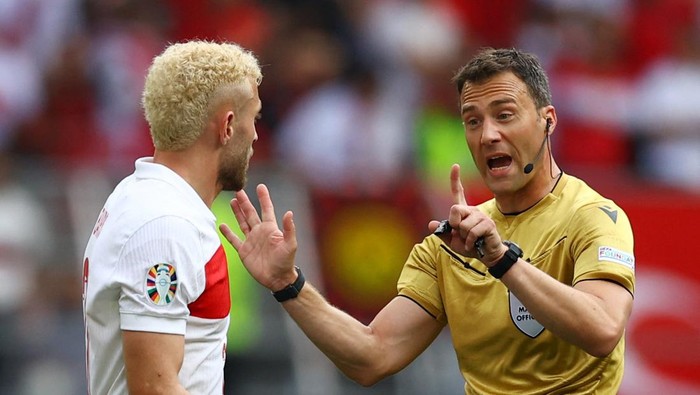Soccer Football - Euro 2024 - Group F - Turkey v Portugal - Dortmund BVB Stadion, Dortmund, Germany - June 22, 2024 Turkeys Baris Alper Yilmaz remonstrates with referee Felix Zwayer REUTERS/Kacper Pempel