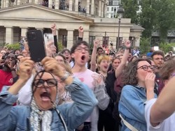 Ekspresi Bahagia Warga Prancis saat Koalisi Sayap Kiri Unggul di Pemilu