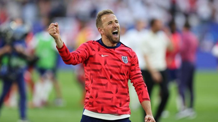 DUSSELDORF, GERMANY - JULY 6: Harry Kane of England celebrates winning the penalty shoot out and reaching the semi finals during the UEFA EURO 2024 quarter-final match between England and Switzerland at Dusseldorf Arena on July 6, 2024 in Dusseldorf, Germany. (Photo by James Baylis - AMA/Getty Images)