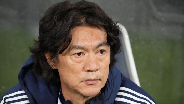 TOKYO, JAPAN - FEBRUARY 21: Hong Myung Bo,coach of Ulsan Hyundai looks on prior to the AFC Champions League Round of 16 second leg match between Ventforet Kofu and Ulsan Hyundai at National Stadium on February 21, 2024 in Tokyo, Japan. (Photo by Hiroki Watanabe/Getty Images)