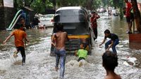 Hujan Monsun Picu Banjir hingga Ganggu Transportasi di Mumbai India