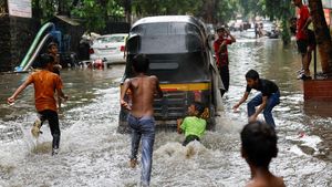 Hujan Monsun Picu Banjir hingga Ganggu Transportasi di Mumbai India