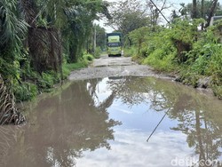 Dewan Minta Pemkot Pekanbaru Perbaiki Jalan Rusak Menuju Kantor Camat-Polsek
