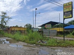 Miris! Akses Jalan ke Kantor Camat-Polsek di Pekanbaru Bak Kubangan Kerbau