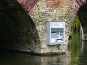 Lho, Ada Mesin ATM di Pilar Jembatan di Tengah Sungai? Lho, Ada Mesin ATM di Pilar Jembatan di Tengah Sungai?