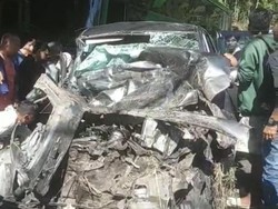 Kecelakaan Maut Bus Vs Innova di Padang, 1 Tewas-3 Luka