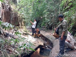 Air Sungai di Malang Mendadak Merah Disebut gegara Pewarna, Benarkah?