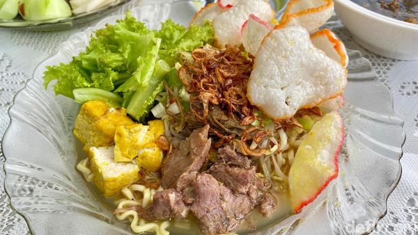 Mantap! Rujak Cingur dan Tahu Campur Enak Buatan Ibu 70 Tahun