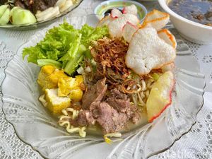 Mantap! Rujak Cingur dan Tahu Campur Enak Buatan Ibu 70 Tahun Mantap! Rujak Cingur dan Tahu Campur Enak Buatan Ibu 70 Tahun
